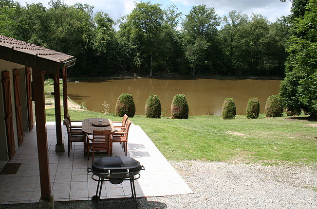 the-cabin-accommodation-carp-fishing-in-france-lodge-lakes