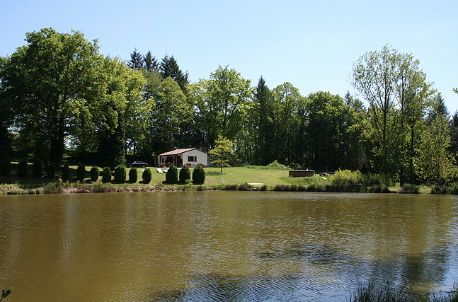 the-cabin-accommodation-carp-fishing-in-france-lodge-lakes