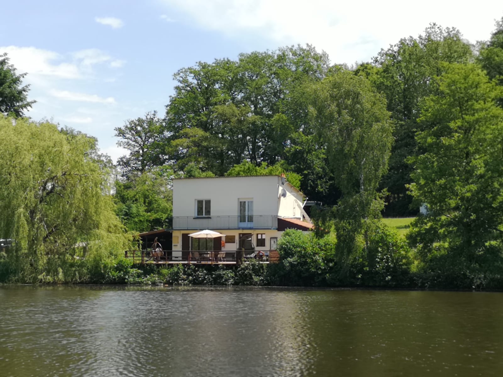 the-lodge-carp-fishing-in-france-lodge-lakes