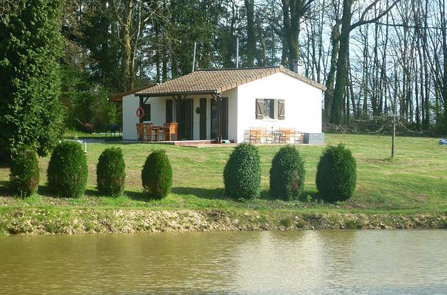 The Cabin Accommodation Carp Fishing In France | Lodge Lakes